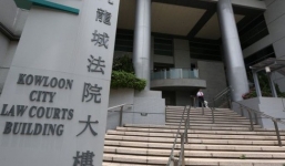 Bác sĩ bị tố đụng vào vòng 1 bệnh nhân khi khám vẹo cột sống