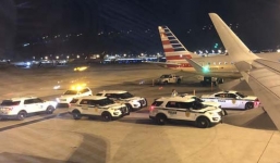 Mải chụp ảnh trên đường băng, hai thiếu nữ bị máy bay đâm tử vong