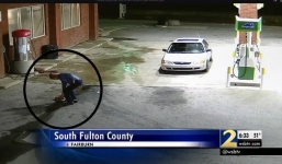 Nhặt được chiếc túi rơi ở trạm xăng, người đàn ông không ngờ tự rước họa vào thân