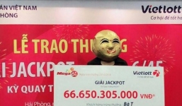 Nữ khách hàng ở Quảng Ninh đến nhận thưởng giải Jackpot 66,6 tỷ đồng
