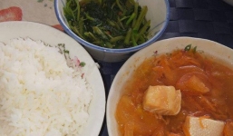 Mẹ chồng nấu cơm cữ cá hồi cà chua, nàng dâu than nuốt không trôi khiến chị em đồng loạt “dậy sóng” vì thế này