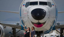 Mải 'sống ảo' trên đường băng, 2 thiếu nữ mê bị máy bay đâm tử vong