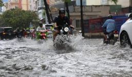 Khách Tây, trẻ em rùng mình lội nước thối ở khu nhà giàu Sài Gòn khi tan tầm