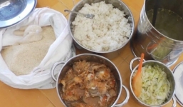 Kết luận vụ tố trường cho trẻ ăn cơm gạo mốc: Không có chuyện phụ huynh mang đồ bên ngoài vào