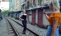 Chẳng cần đến Đài Loan, ngay Hà Nội cũng có một xóm đường tàu bình dị và đẹp đẽ không kém làng cổ Thập Phần