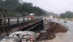 Đường tạm cao tốc Nội Bài - Lào Cai hư hỏng, cấm lưu thông xe trọng tải lớn
