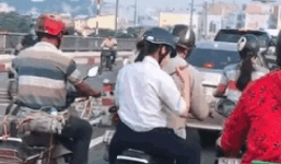 Nữ sinh bình tĩnh nhất năm: Ngồi sau xe bố đánh chén bữa sáng có đầy đủ bát đũa như ở tiệm!