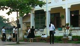 Đình chỉ công tác thầy giáo ở Quảng Bình cầm dao xông vào trường đánh vợ và đồng nghiệp