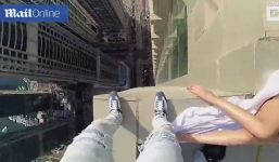 Thanh niên giỡn mặt 'tử thần', tay không leo trèo bên rìa tòa nhà cao 77 tầng