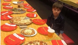 Cậu bé nhận hàng trăm lời chúc mừng sinh nhật sau khi mời 32 bạn nhưng không ai đến