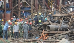 Xe trộn bê tông đổ nghiêng, 3 công nhân thương vong