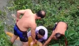 Trên đường đi ăn cưới, trung úy công an nhảy xuống sông cứu cô gái tự tử