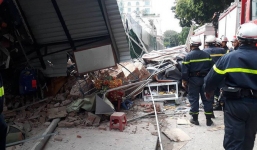 Bức tường bất ngờ đổ sập ở gần Hồ Gươm khiến nhiều người dân hoảng sợ