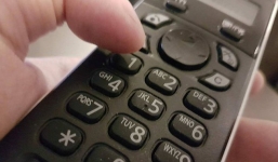 Khó tin chuyện 1 phụ nữ bị nhóm người gọi vài cuộc điện thoại lừa hơn 800 triệu đồng