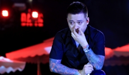 Đêm nhạc “Cảm ơn”: Tuấn Hưng nức nở, quỳ gối trước hàng nghìn người