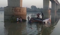 Trung Quốc: Va chạm với ô tô, xe buýt chở nhiều người rơi xuống sông Dương Tử