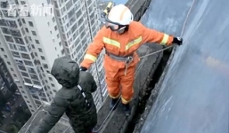 Bé trai 8 tuổi định nhảy từ tầng 33 xuống đất vì không muốn đi học