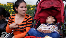 Giấc mơ bên chiếc xe nôi của mẹ em bé 4 tuổi, 2 năm không thể khép mi ngủ, cuối tuần đưa nhau lên phố đi bộ bán hàng