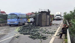 Xe tải đâm xe khách: Cao tốc Nội Bài - Lào Cai ùn tắc