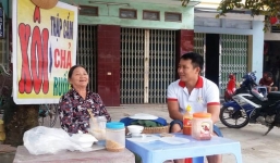Con trai 45 tuổi không chịu lấy vợ, mẹ già tá hỏa khi biết tin “động trời”