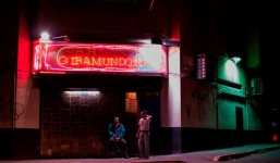 7 ngày qua ảnh: Quán bar vắng tanh như thị trấn “ma” ở thủ đô Venezuela