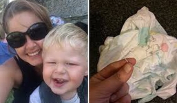 Thấy con tự giật chiếc bỉm ra chỉ sau 5 phút mặc, mẹ vội vàng kiểm tra thì thấy thứ sắc nhọn bên trong