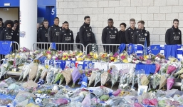 Tập thể cầu thủ Leicester đứng 'chết lặng' trước khu tưởng niệm vị Chủ tịch quá cố