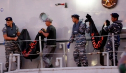 Indonesia đưa 21 thi thể nạn nhân trong vụ máy bay rơi về nhận dạng