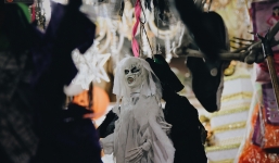 Bố mẹ đưa con trẻ lên phố Hàng Mã sắm đồ dịp Halloween, không quên dặn: 'Ngày mai đến lớp nhớ... hù các bạn!'