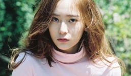 Vào phòng để thay đồ cưới, tôi choáng váng khi thấy em chồng đang ngồi giơ chiếc phong bì tiền mừng lên soi và bóc