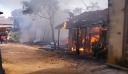 Đắk Lắk: 'Bà hỏa' thiêu rụi 3 căn nhà gỗ gần chợ