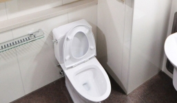 Nữ sinh trung học vứt bỏ con mới đẻ vào toilet sân bay gây phẫn nộ