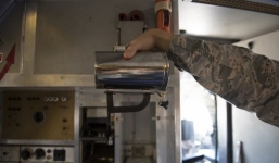 Không quân Mỹ vẫn không thể giải thích vì sao họ chi tới 7 tỷ cho cốc uống cà phê của phi công