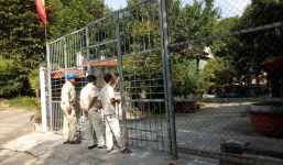 Đại gia vàng lệnh không mở cửa biệt phủ, đoàn kiểm tra bất lực đứng ngoài cổng nhìn vào