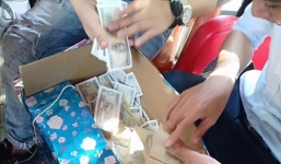 Hội bạn thân tặng thùng tiền lẻ mừng đám cưới khiến cô dâu chú rể phải nhờ hàng xóm... đếm giúp