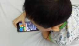Dùng điện thoại dỗ con từ 1 tháng tuổi, lên 5 tuổi, con vẫn chưa biết nói và có nhiều hành động khó hiểu