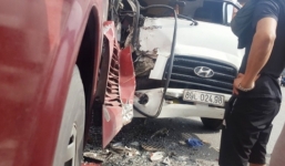 Xe khách đối đầu xe tải, 50 hành khách la hét hoảng loạn