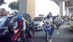 Góc cảnh giác: 2 tên cướp táo tợn đập vỡ kính ôtô đang đi, giật túi trong 3 giây