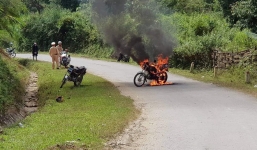 Bị kiểm tra giấy tờ, người đàn ông châm lửa đốt xe máy trước mặt CSGT rồi bỏ đi