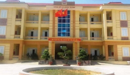 Con trai hiệu trưởng trường mầm non xông vào trụ sở xã đánh nữ cán bộ