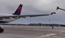 Hai máy bay đâm nhau tại sân bay Paris