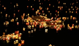 Huế: Cấm thả đèn hoa đăng, vàng mã nhựa trên sông Hương