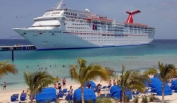 Hy hữu: Đi du thuyền, cặp đôi bị chĩa camera quay lén vào tận giường