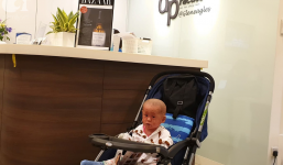 Hình ảnh mới nhất của bé Bích bị bỏ rơi, người đầy vẩy ngứa như da trăn sau đợt khám bệnh đầu tiên tại Singapore