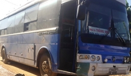 Bước lên xe khách đang chạy, nữ sinh lớp 11 trượt ngã bị bánh xe cán qua đầu tử vong tại chỗ