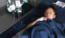 Vụ mẹ pha thuốc diệt cỏ vào sữa cho 2 con uống: Nhìn em trai ra đi, bé gái mắt ngấn lệ