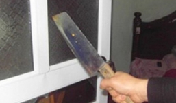 Phát hiện vợ ăn cùng 1 nhóm thanh niên, chồng dùng hung khí chém 1 người bị thương