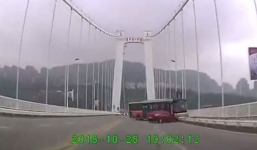 Tài xế và hành khách đánh nhau, xe bus lao xuống sông khiến 13 người thiệt mạng