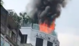 Khách sạn giữa trung tâm Sài Gòn bốc cháy dữ dội, nhiều người bỏ chạy tán loạn