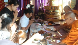 Lễ cầu nguyện cho cựu Á hậu Thái tử nạn cùng chủ tịch Leicester: Bố đẻ của cô tiết lộ chi tiết rùng mình